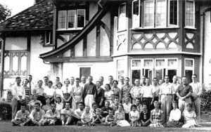 Historical photo of summer class group in front of Manor House 1950's