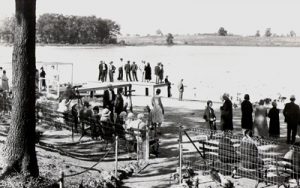 1930's historical photo of visitors overlooking Wintergreen Lake at Kellogg Bird Sanctuary