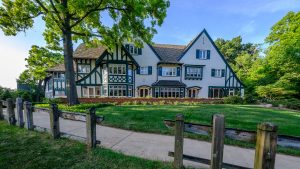 Exterior view of the Kellogg Manor House.