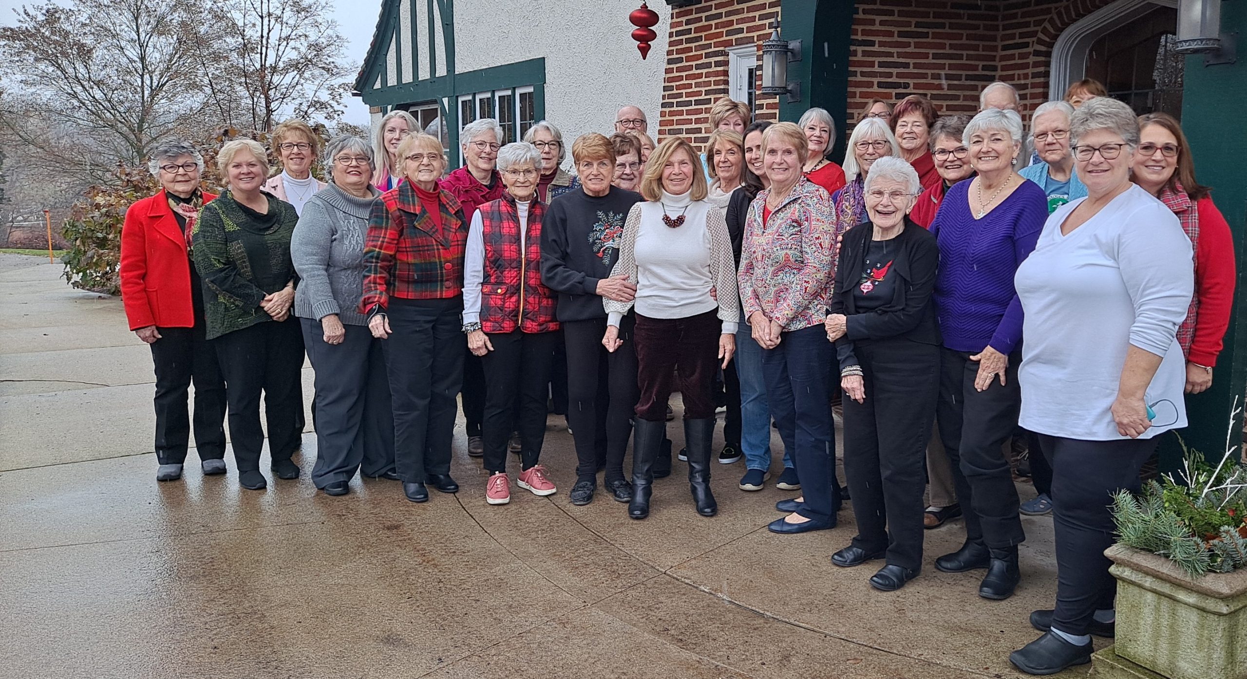 20 Volunteers standing in front of the Manor House